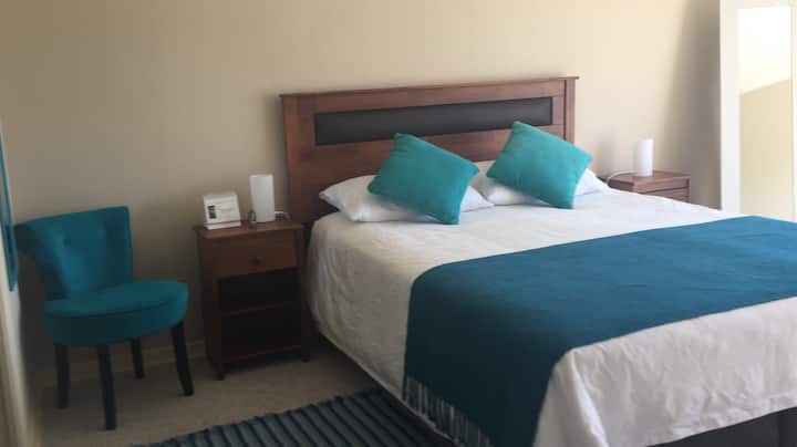 Spálňa v apartmáne so šatníkom