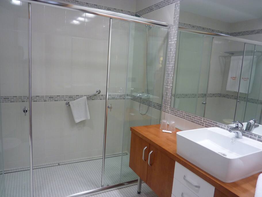 une immense douche à l'italienne, 2 lavabos et WC