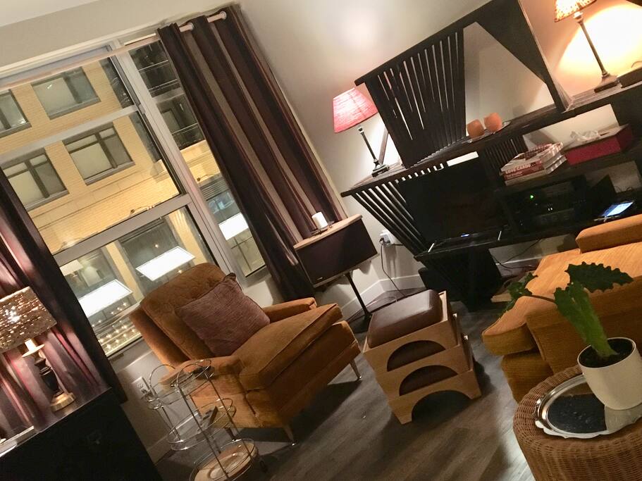 Corner apartment with living room overlooking The Pig & The Sprout restaurant