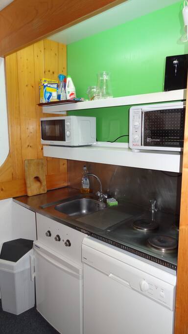 Cuisine équipée ouverte sur salon