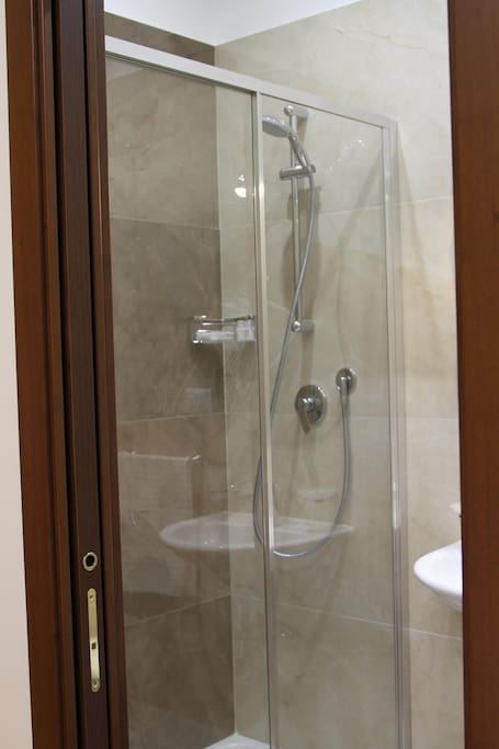 la grande e comoda doccia nel bagno privato con bidet