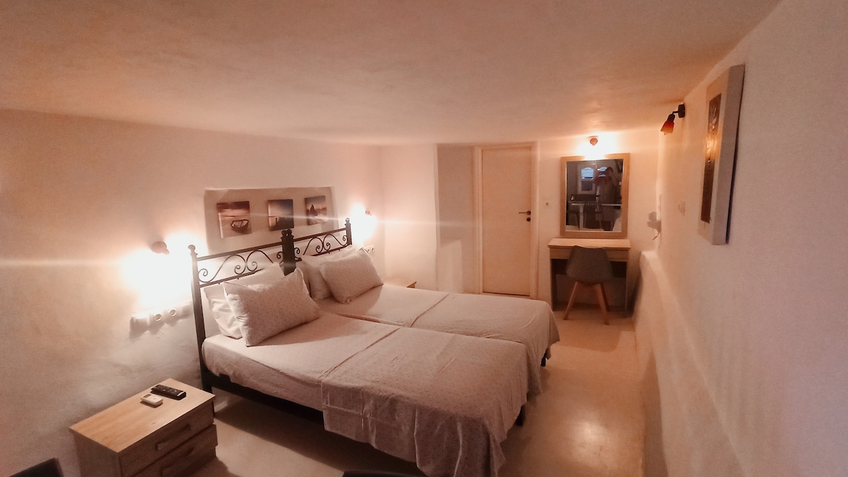 Dos camas de una sola persona que también pueden ir juntas como una doble. 