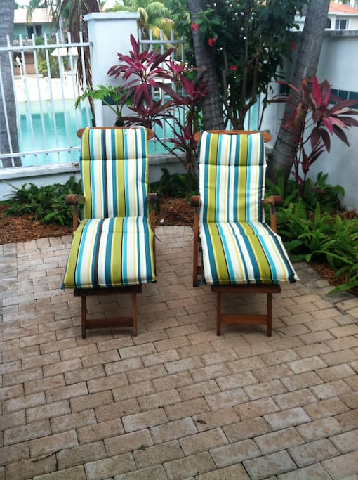 COMFORTABLE LOUNGE CHAIRS