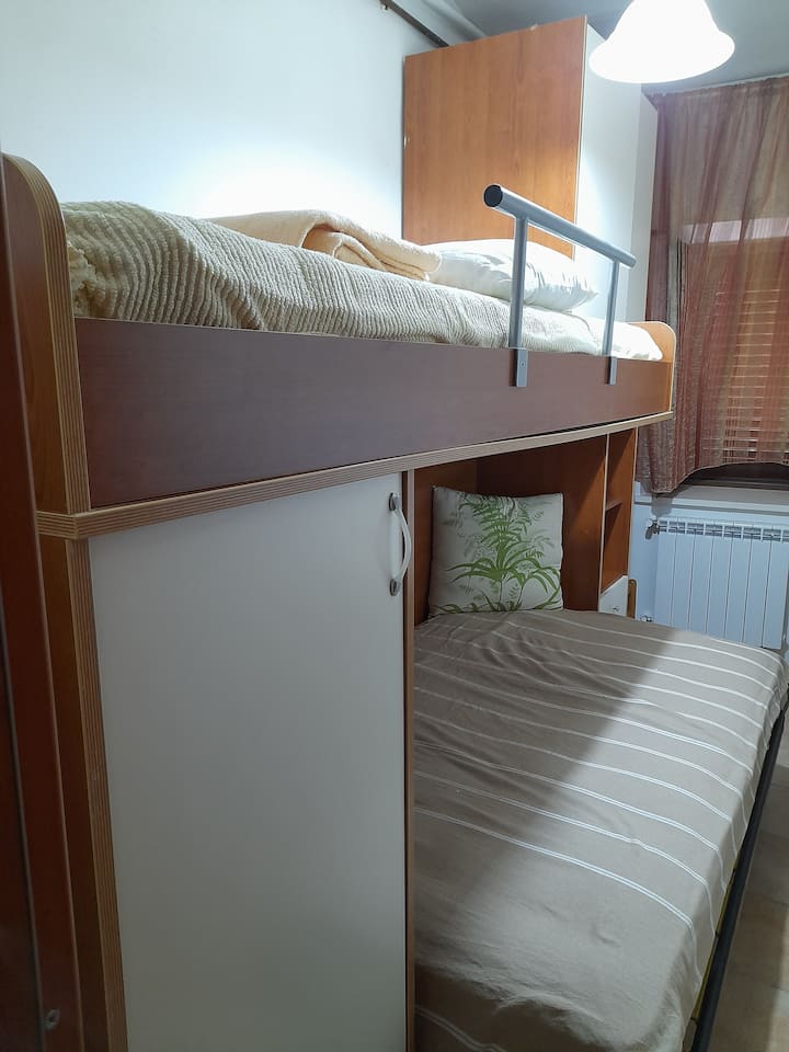 Dhoma e gjumit e dytë me krevat loft 