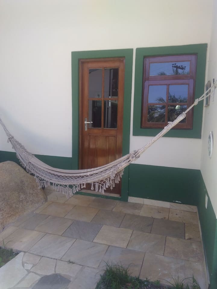Pogled na ulaz u apartman s visećom mrežom za odmor