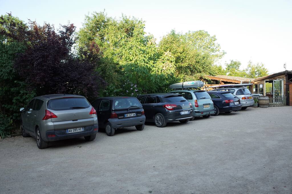 grand parking dans cour fermée