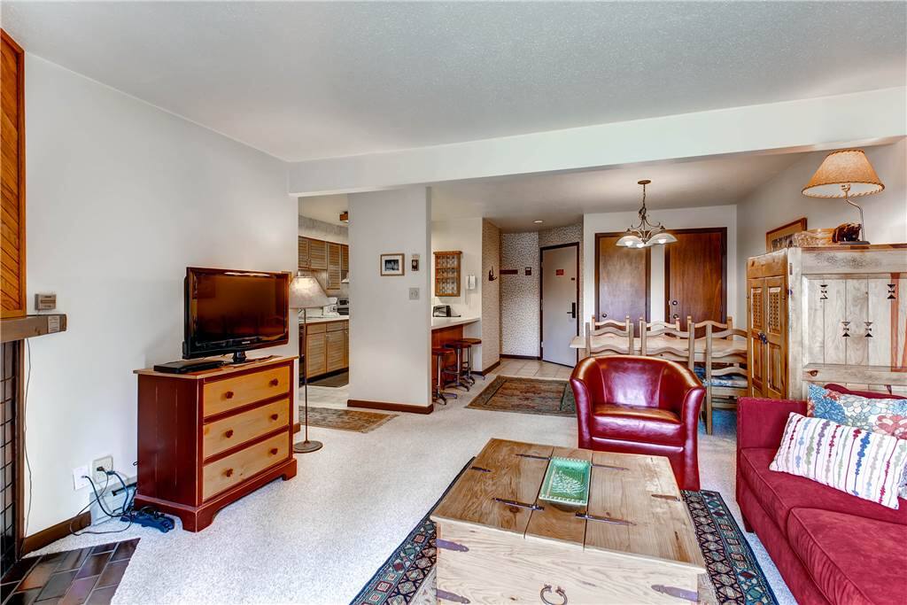 Couch,Furniture,Home Decor,Quilt,Indoors