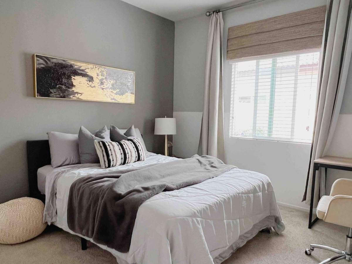 เตียงควีนไซส์พร้อมที่นอนเมมโมรี่โฟม
