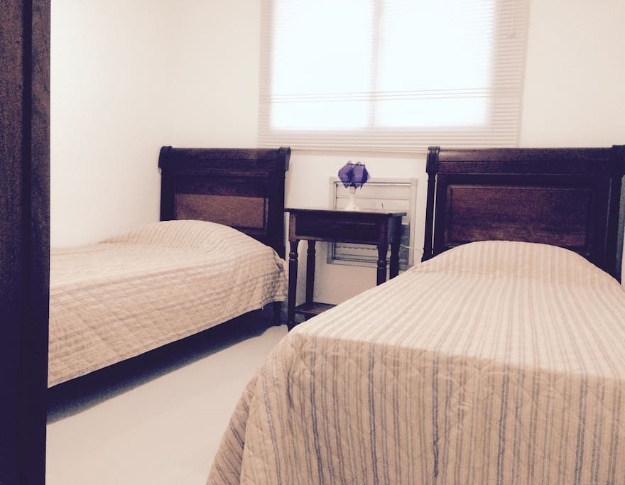 QUARTO 1 - 2 CAMAS + COLCHÃO (SE NECESSÁRIO)