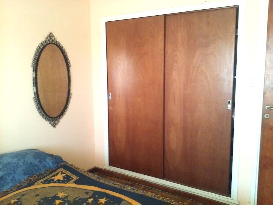 Dormitorio, espejo y guardarropa