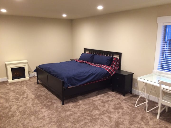 La chambre principale dispose d'un lit king size, d'une cheminée électrique et d'un bureau (étage supérieur)