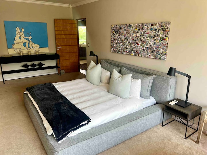 Segundo dormitorio principal en la planta superior en la suite