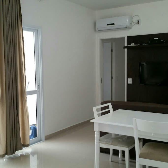 Sala ar cond invert silencioso painel e tv mesa
