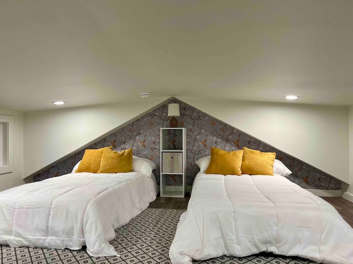 阁楼区域有两张单人床。 天花板约4英尺，非常适合儿童入住，但成人可以在这里舒适地睡觉。 