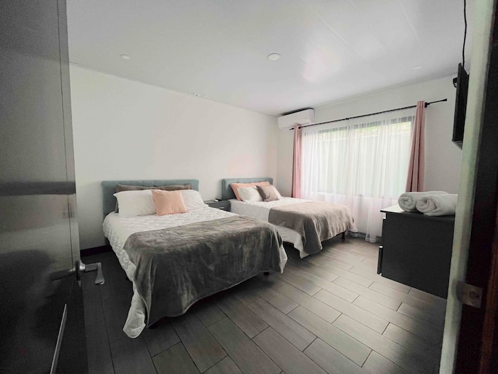 次卧，两张双人床