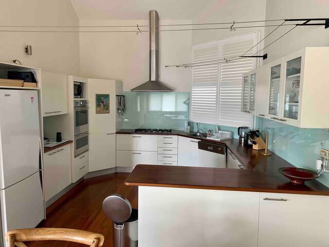 Beach house overlooking Pittwater gallery image 4