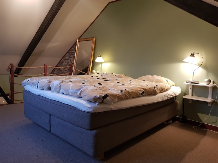 Velika spavaća soba, police i ladice za odjeću