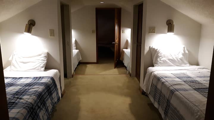 spoločný priestor na spanie na poschodí