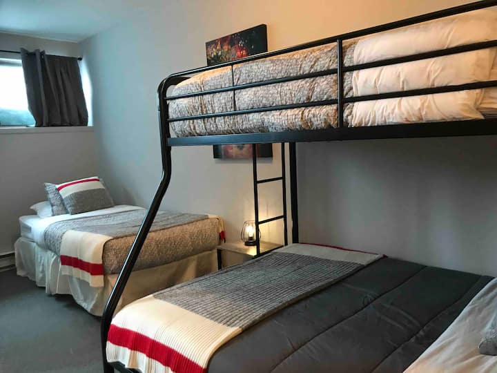 Habitación en el sótano con una cama individual y una litera. ( doble y individual)