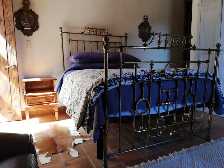 Letto in ottone del XIX secolo nella camera da letto principale. 