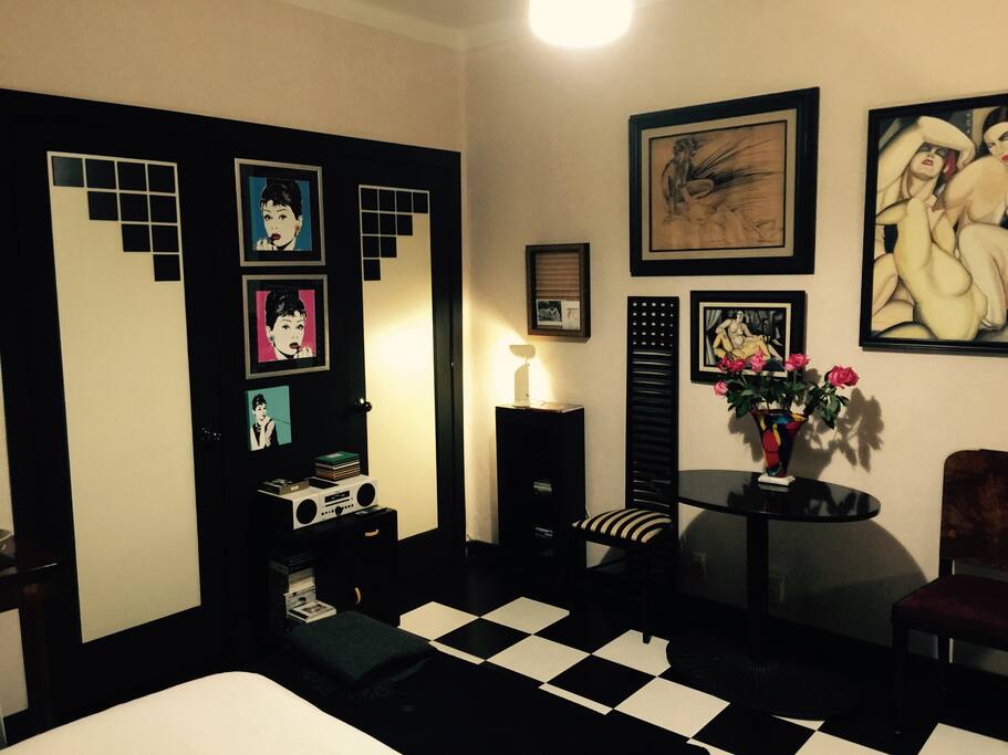 Detalle de dormitorio y puerta a baño y cocina