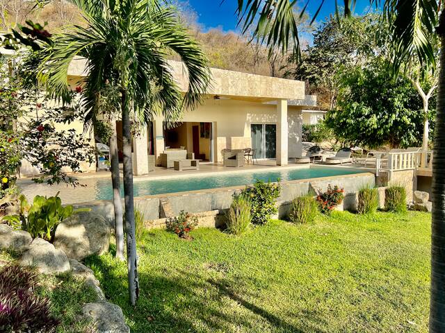 Villa Hibiscus, Ocean view infinity pool