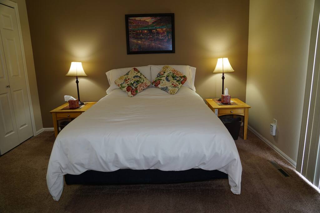 Comfy Denver Mattress, Cozy down comforter, 4 sleeping pillows