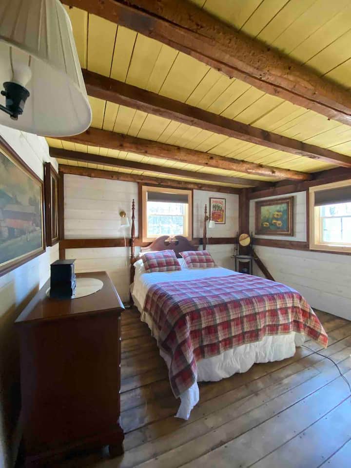 主卧室配备标准双人床，可使用全功能卫生间，该卫生间也是主楼层的卫生间