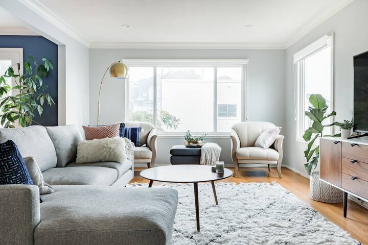 Sweeping City Views From a Modern House in the Center of SF