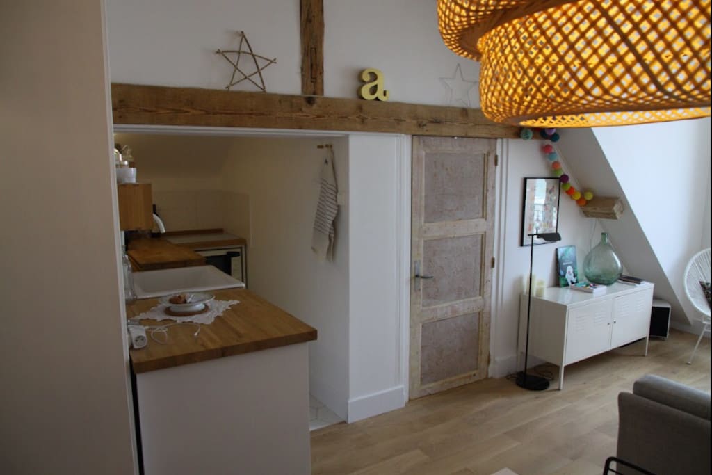 La cuisine ouverte sur le salon/salle à manger.