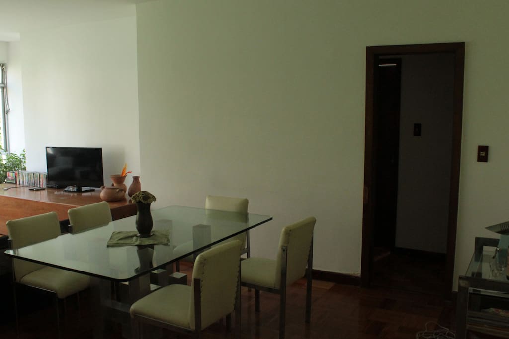 Area de jantar, mesa para seis pessoas.
Dining area , table for six .