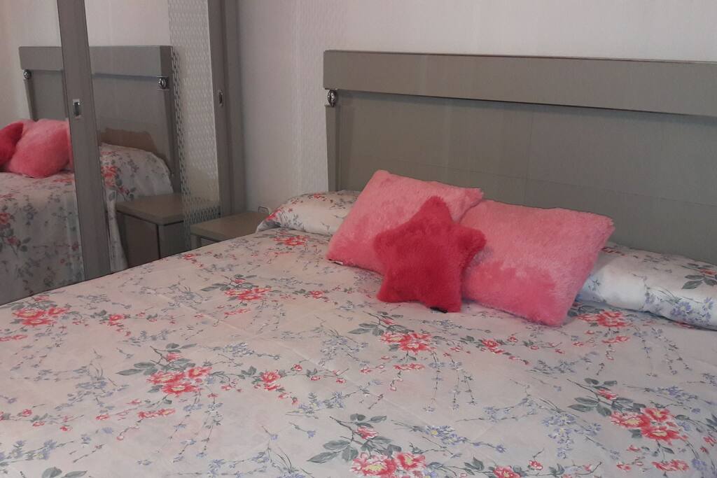 Dormitorio con cama 1.80m, armario y aire acondicionado f/c.
