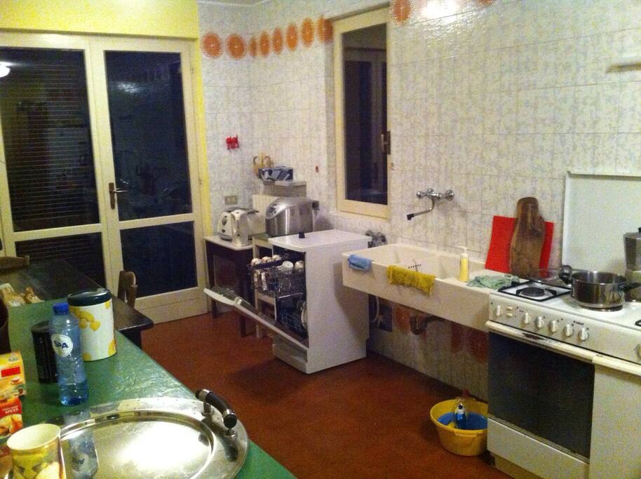 Keuken gedateerd maar alles aanwezig