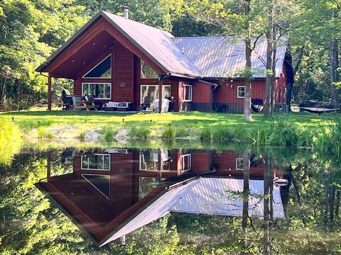 Peaceful cabin on the pond in the woods Hatfield