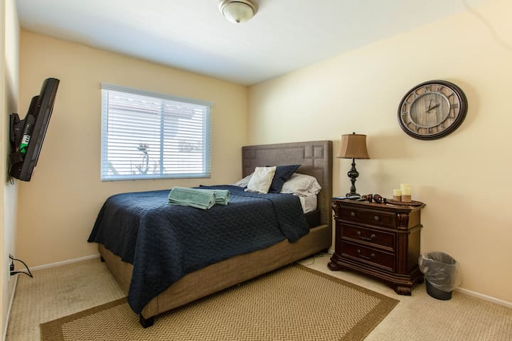 New Comfortable Queen Size Bed 47''HDTV Fast Wi-Fi