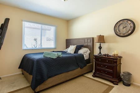 New Comfortable Queen Size Bed 4K TV Fast Wi-Fi