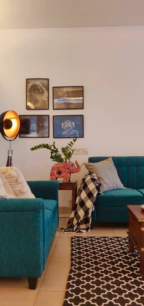 Stylish river view condo, 2 bed w/ pvt balcony