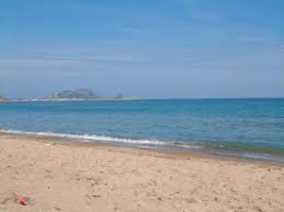 spiaggia di sabbia a 2 km