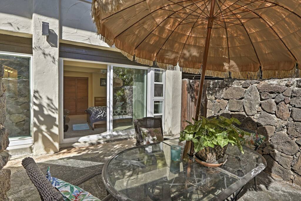 Enjoy a nice tropical breakfast outdoors!