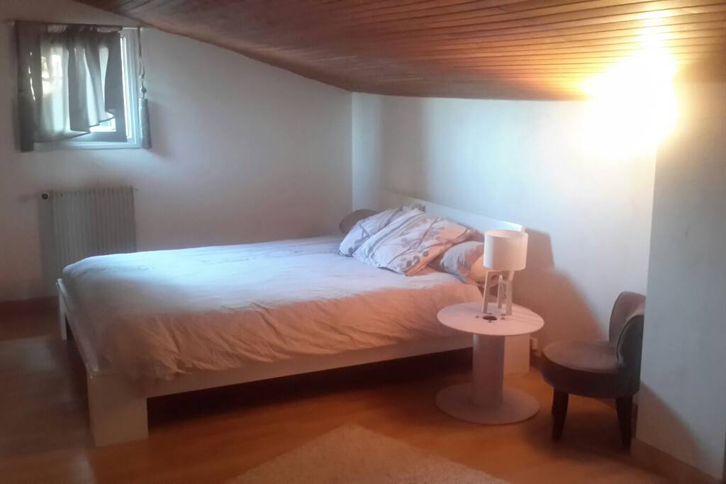 grande chambre avec lit 160