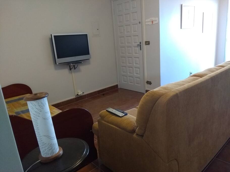Sala ampla, com TV 32 pol.