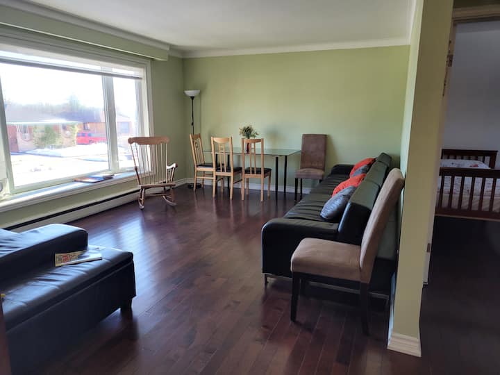 Дневна соба со прозорец на заливот, трпезарија за четири лица. На десната страна - ѕирнете во спалната соба