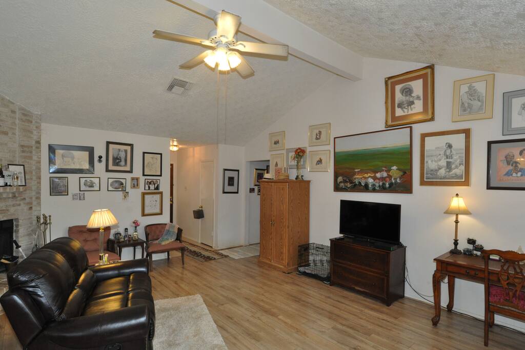 Family Room w/TV