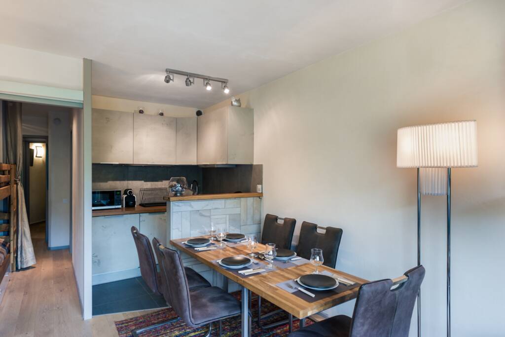 Cuisine ouverte avec lave vaisselle et espace repas!