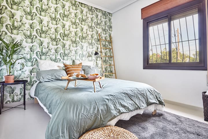 Veľká spálňa so 150 cm posteľou. 