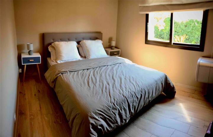 Dhomë vizitorësh me ajër të kondicionuar me dhomë zhveshjeje të integruar 