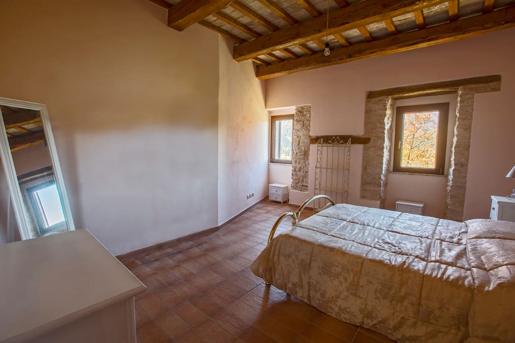 Camera da letto alloggio "Vescia"
con vista sul Parco Nazionale dei Monti Sibillini