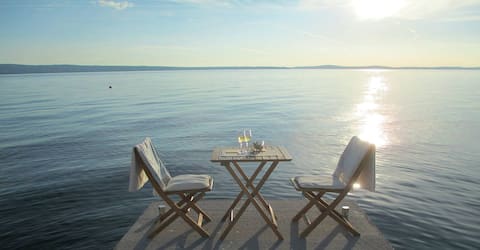 Direct on beach+kayak,paddleboard,sunbeds,parking.