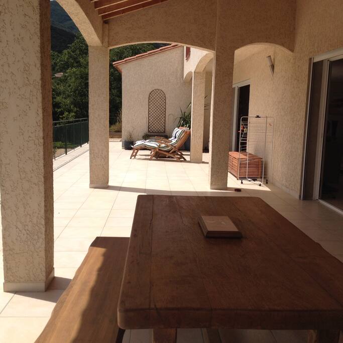 Coin repas sous terrasse
