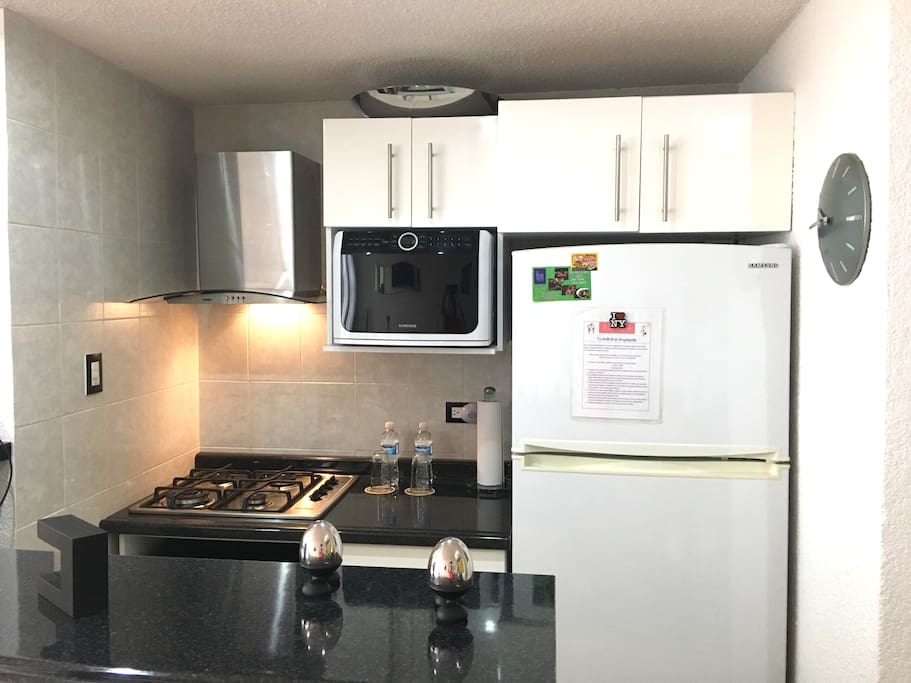 Cocina Integral pequeña pero súper equipada! Horno eléctrico, microondas, licuadora y todos los utensilios para cocinar! Fully equipped kitchenette.